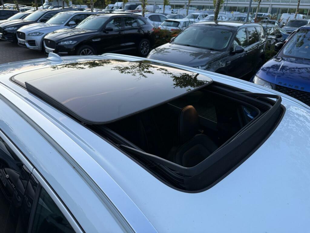 Volvo XC60 2.0H T8 Twin Engine 10.4Kwh R-design Pro Awd YJ68KCX White #3