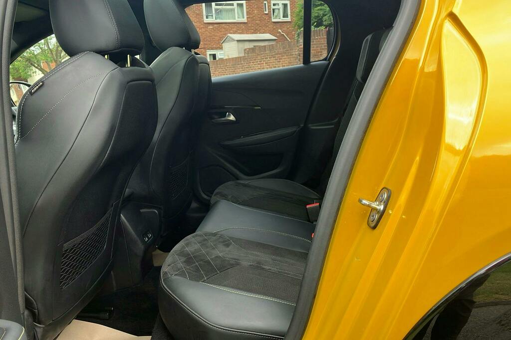 Peugeot e-208 50Kwh Gt Premium Hatchback MM71TSU Yellow #4
