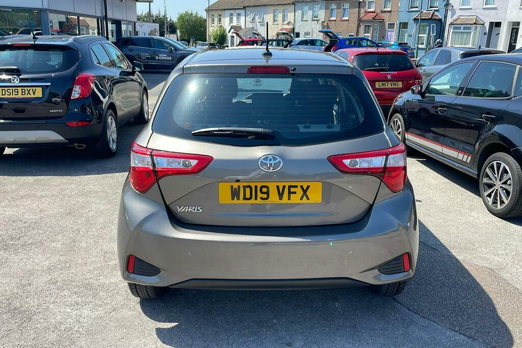Toyota Yaris 1.5 Vvt I Icon Tech Hatchback WD19VFX Brown #3
