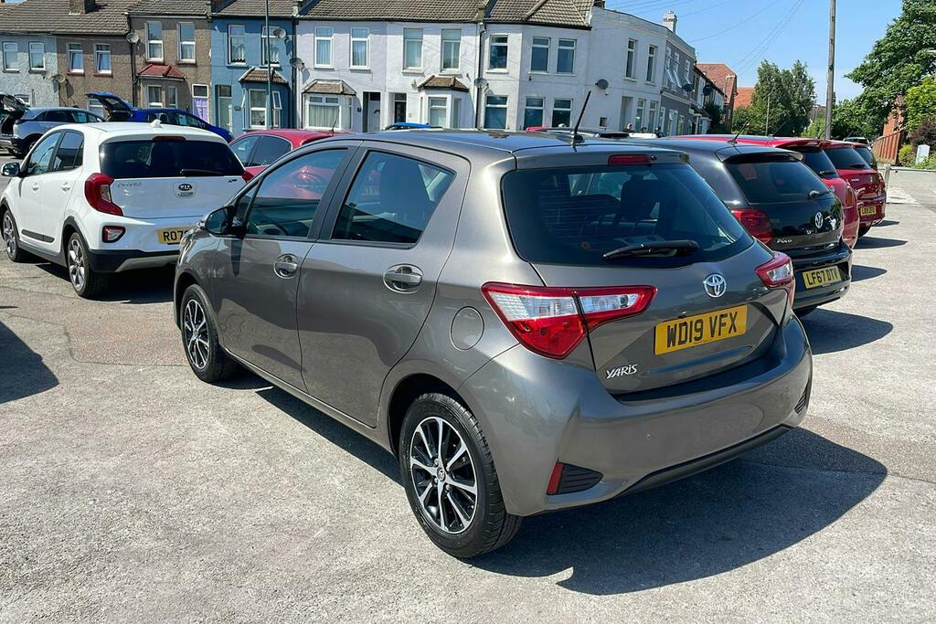Toyota Yaris 1.5 Vvt I Icon Tech Hatchback WD19VFX Brown #2