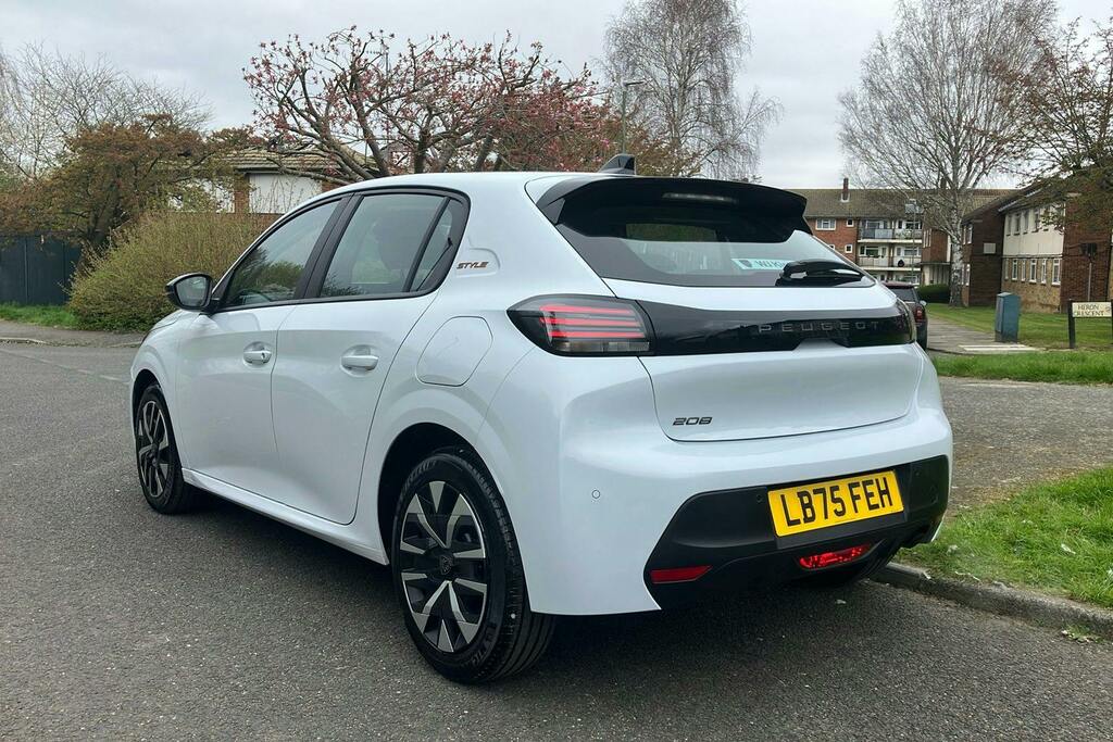 Peugeot 208 1.2 Puretech Style Hatchback LB75FEH White #2