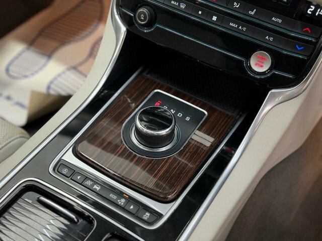 Jaguar XF R-dynamic Se Black White #32