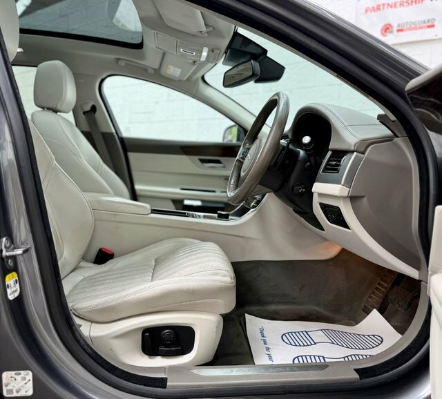 Jaguar XF R-dynamic Se Black White #22