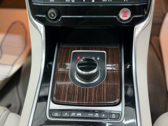 Jaguar XF R-dynamic Se Black White #33