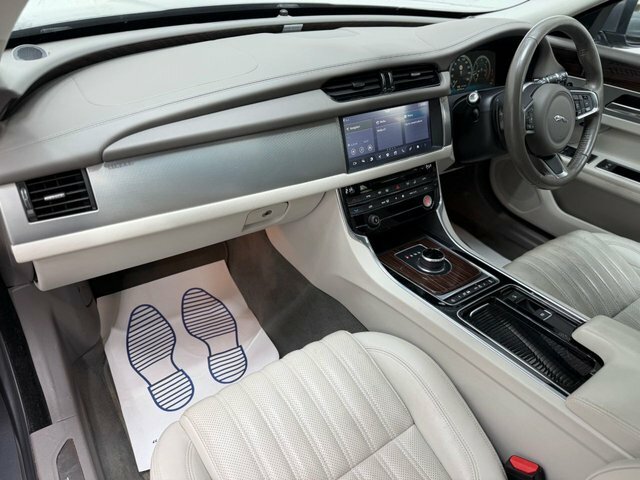 Jaguar XF R-dynamic Se Black White #24