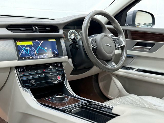 Jaguar XF R-dynamic Se Black White #2