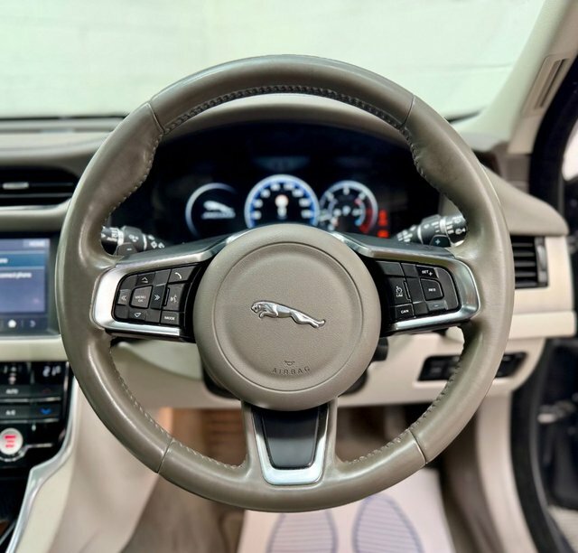 Jaguar XF R-dynamic Se Black White #29