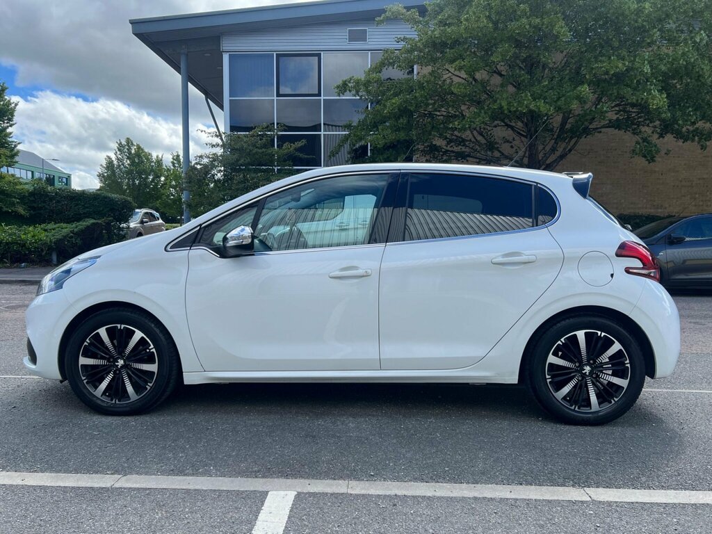 Peugeot 208 1.2 Puretech Allure Premium Euro 6 Ss FV67LYK White #5