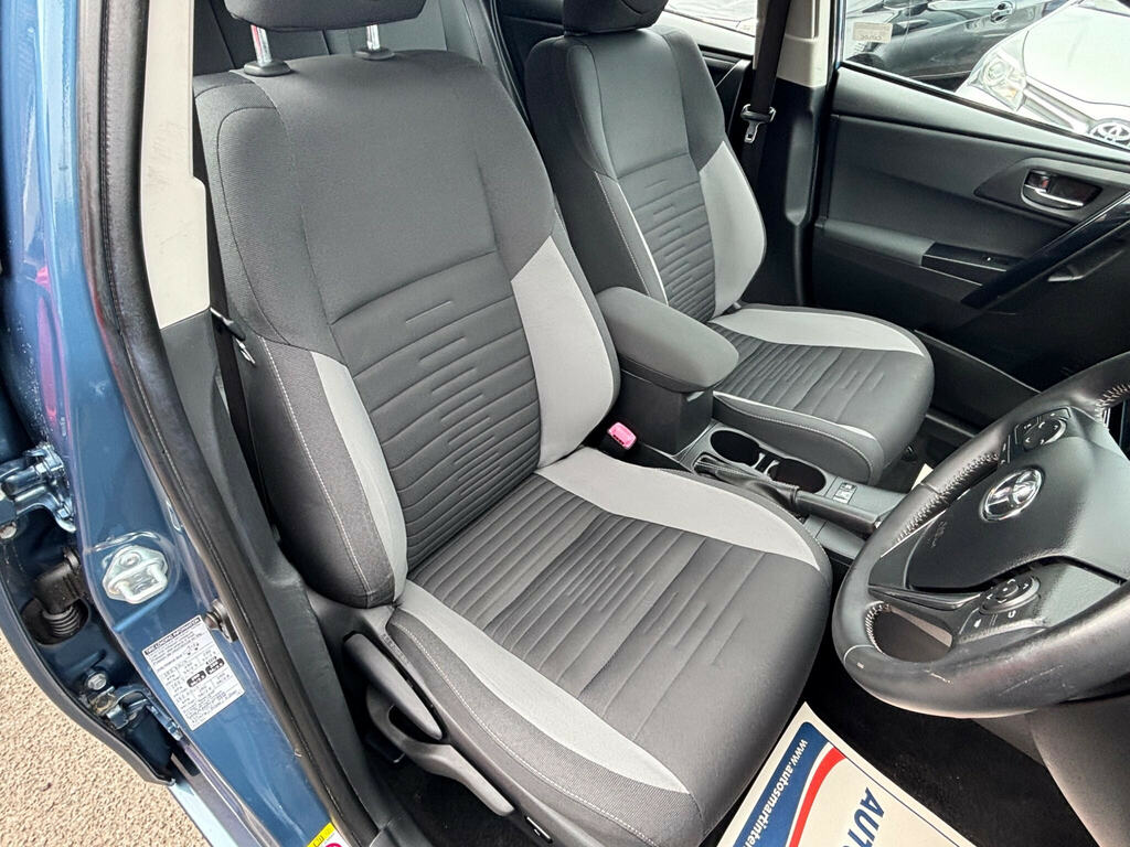 Toyota Auris Auris Icon D-4d Red #11