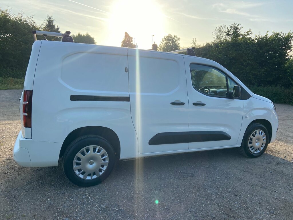 Vauxhall Combo 1.5 Turbo D 2300 Sportive Panel Van Man White #3