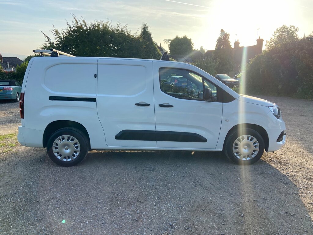 Vauxhall Combo 1.5 Turbo D 2300 Sportive Panel Van Man White #2
