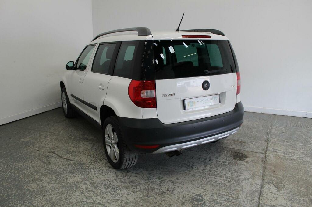 Skoda Yeti Suv 2.0 Tdi Se Dsg 4Wd Euro 5 201313 White #5