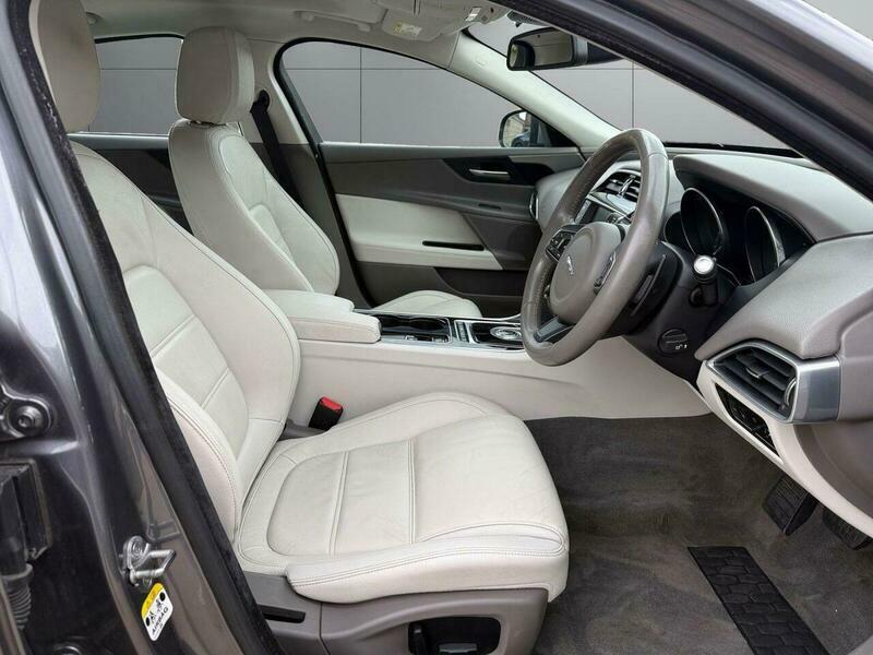 Jaguar XE 2.0D 180 Se Black #9
