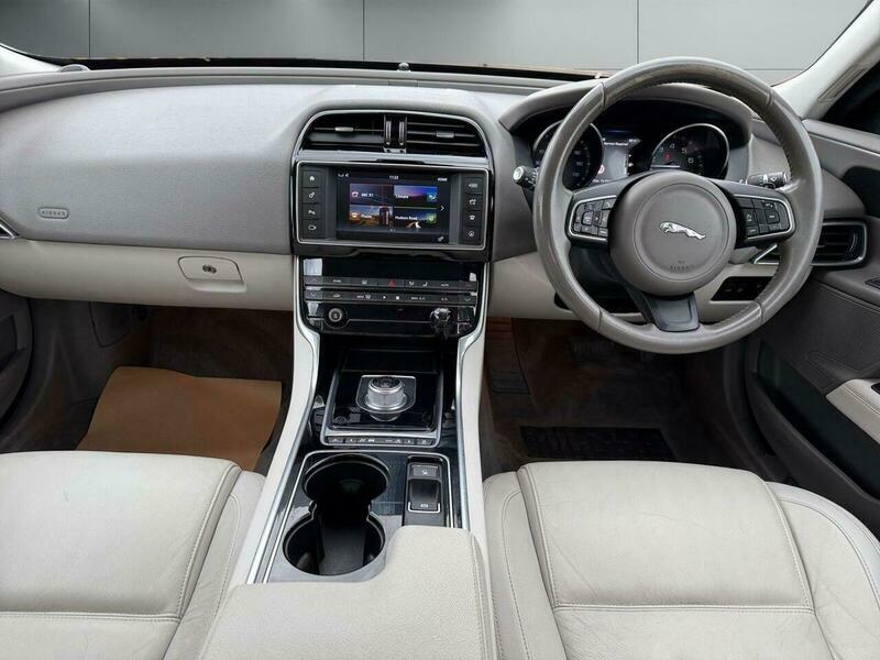 Jaguar XE 2.0D 180 Se Black #8