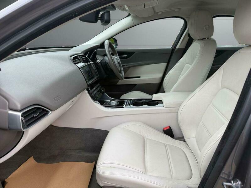Jaguar XE 2.0D 180 Se Black #17