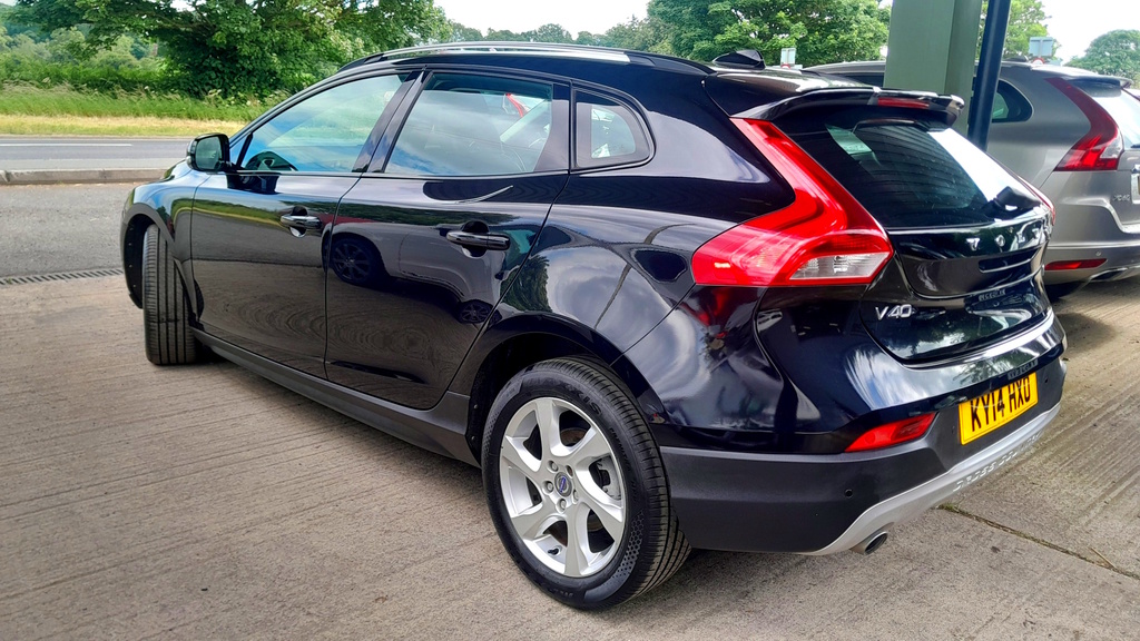 Volvo V40 D2 Es White #8