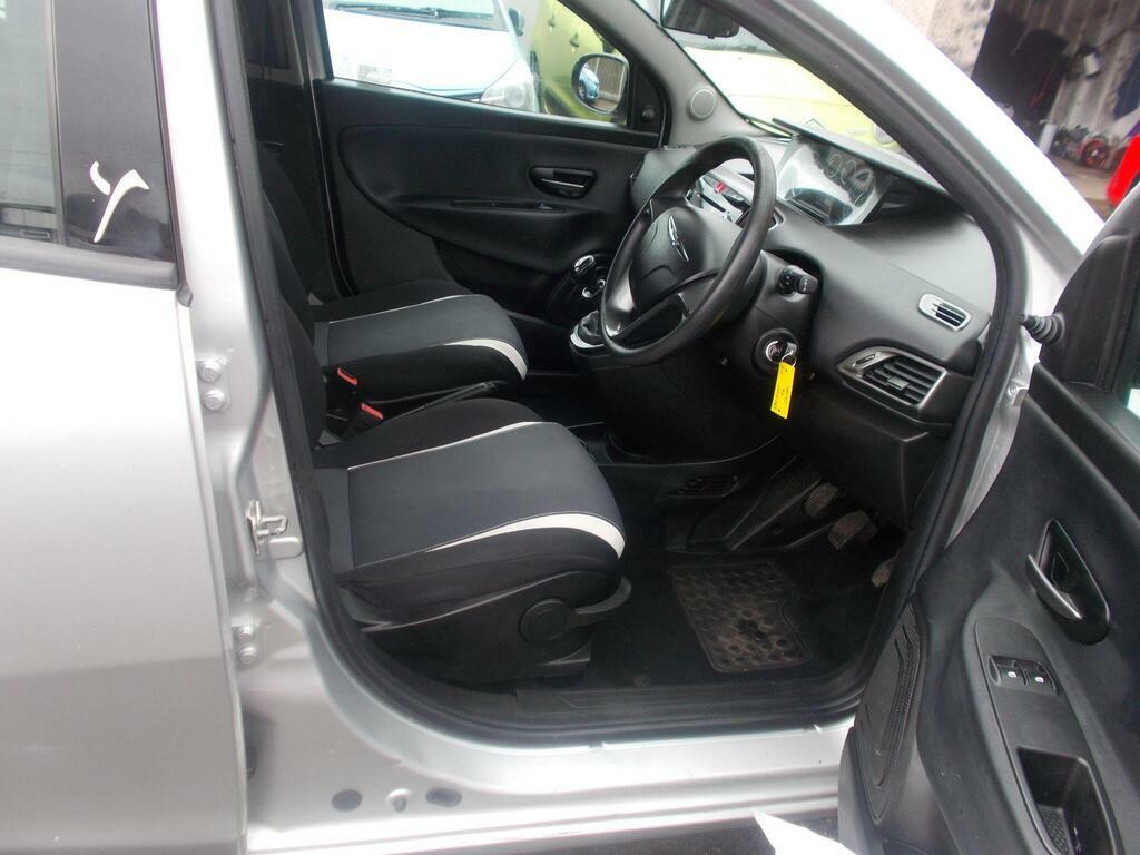 Chrysler Ypsilon Se White #11