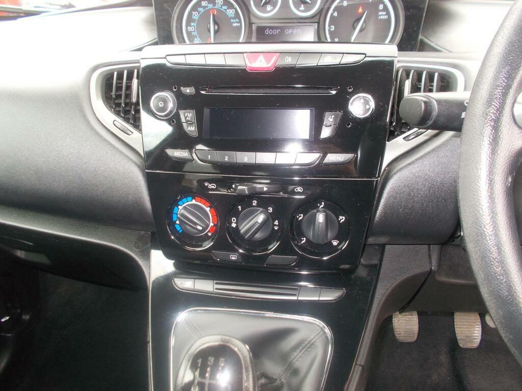 Chrysler Ypsilon Se White #13