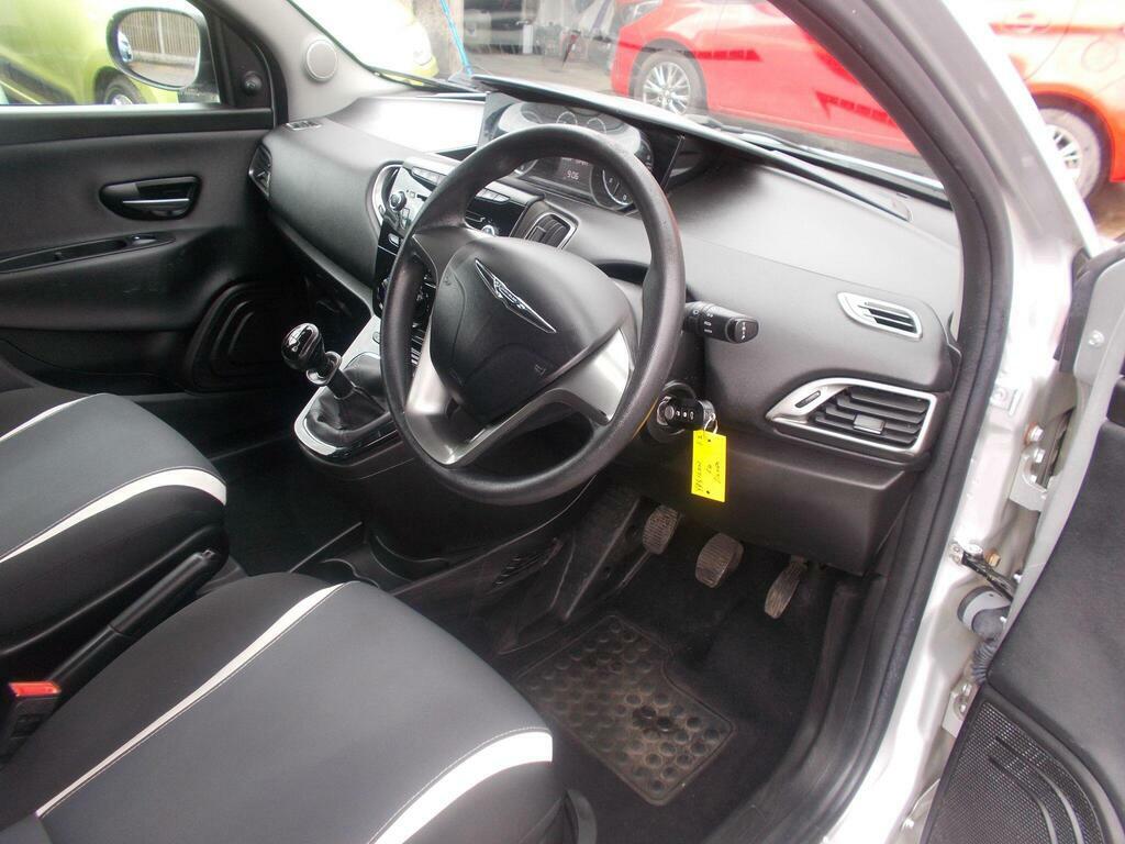 Chrysler Ypsilon Se White #12