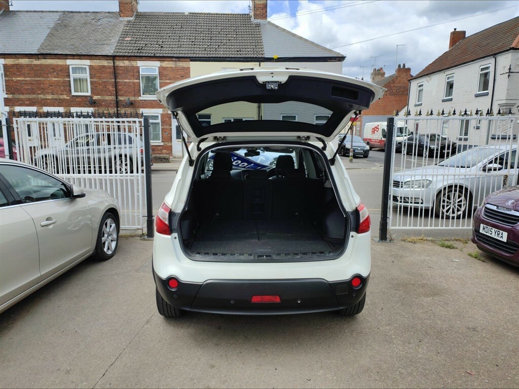 Nissan Qashqai+2 Hatchback Black #8