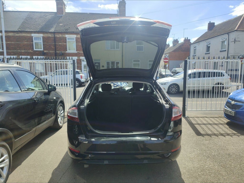 Ford Mondeo Hatchback Black #6