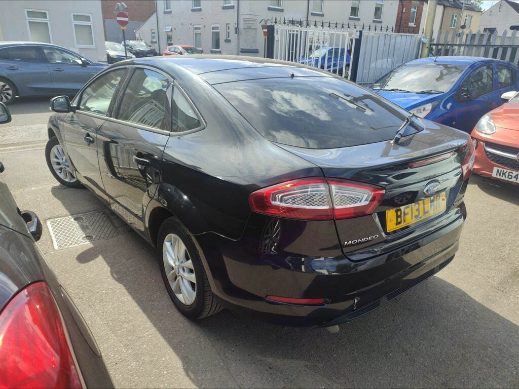 Ford Mondeo Hatchback Black #5