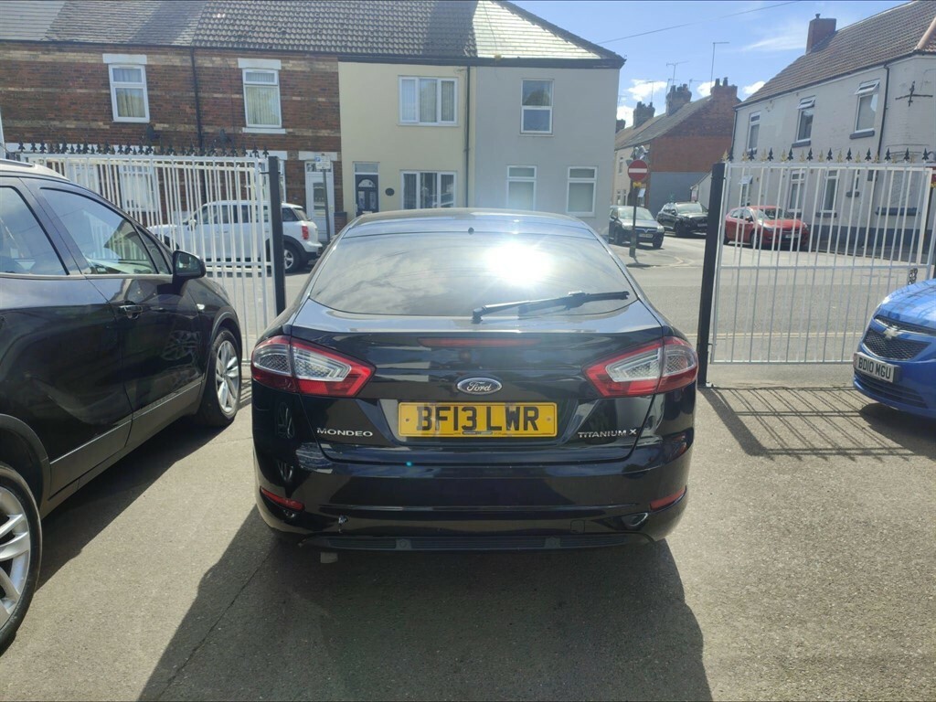 Ford Mondeo Hatchback Black #4