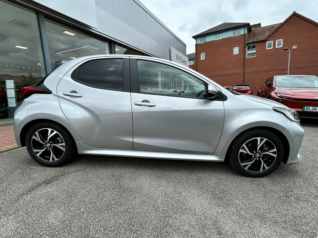 Toyota Yaris 1.5 Hybrid Design Cvt DX74ZPW Silver #2