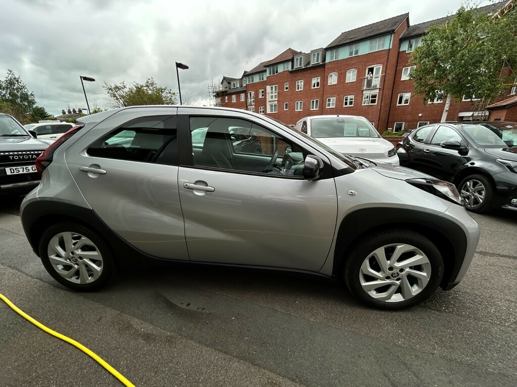 Toyota Aygo X 1.0 Vvt-i Pure DS72WOX Silver #2