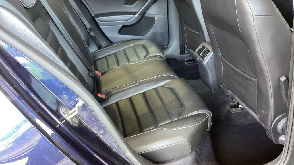 Volkswagen Golf 2L Gtd Black #10