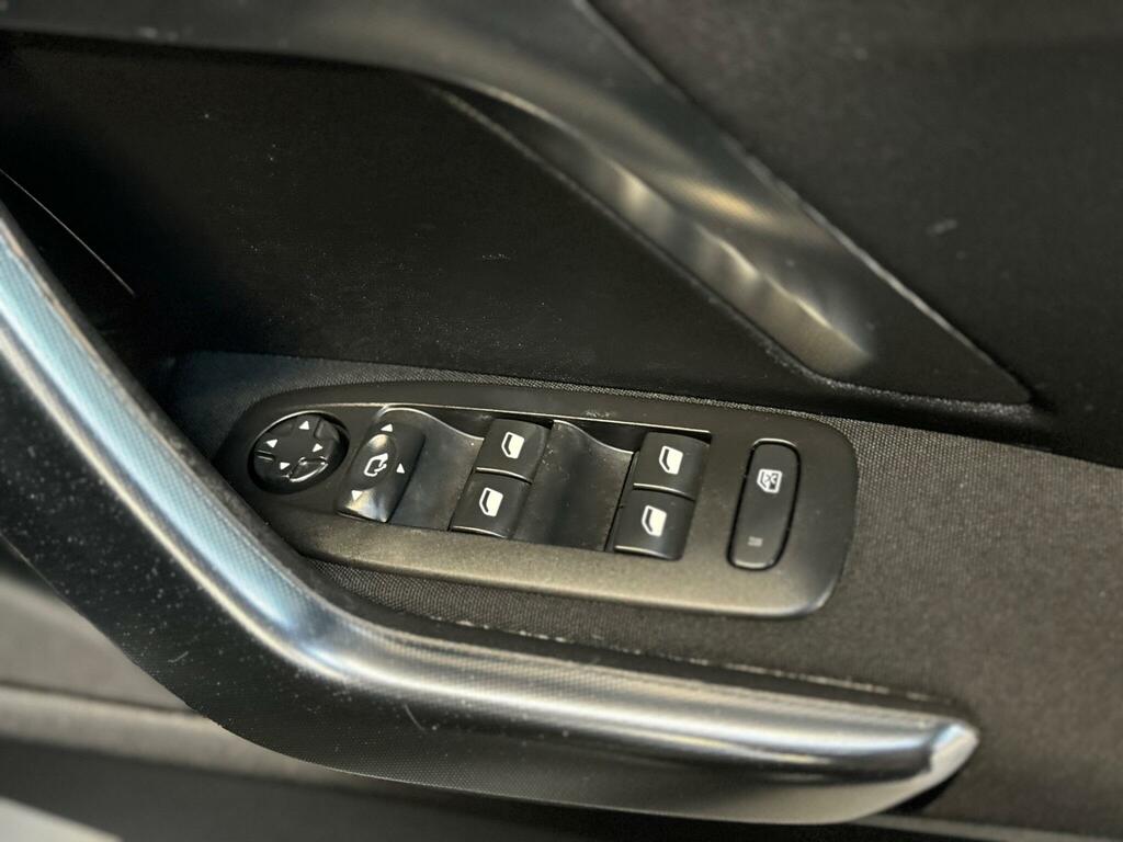 Peugeot 2008 Active Black #16