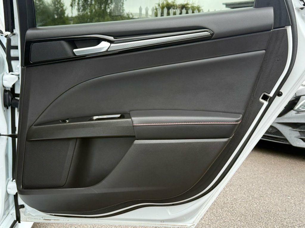 Ford Mondeo Hatchback White #64