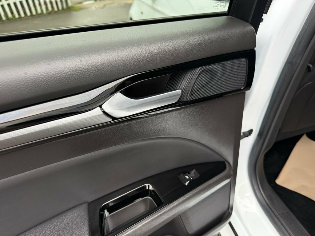 Ford Mondeo Hatchback White #70