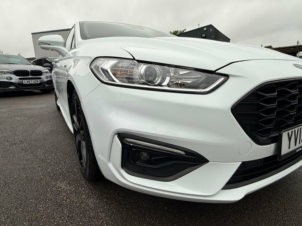 Ford Mondeo Hatchback White #26