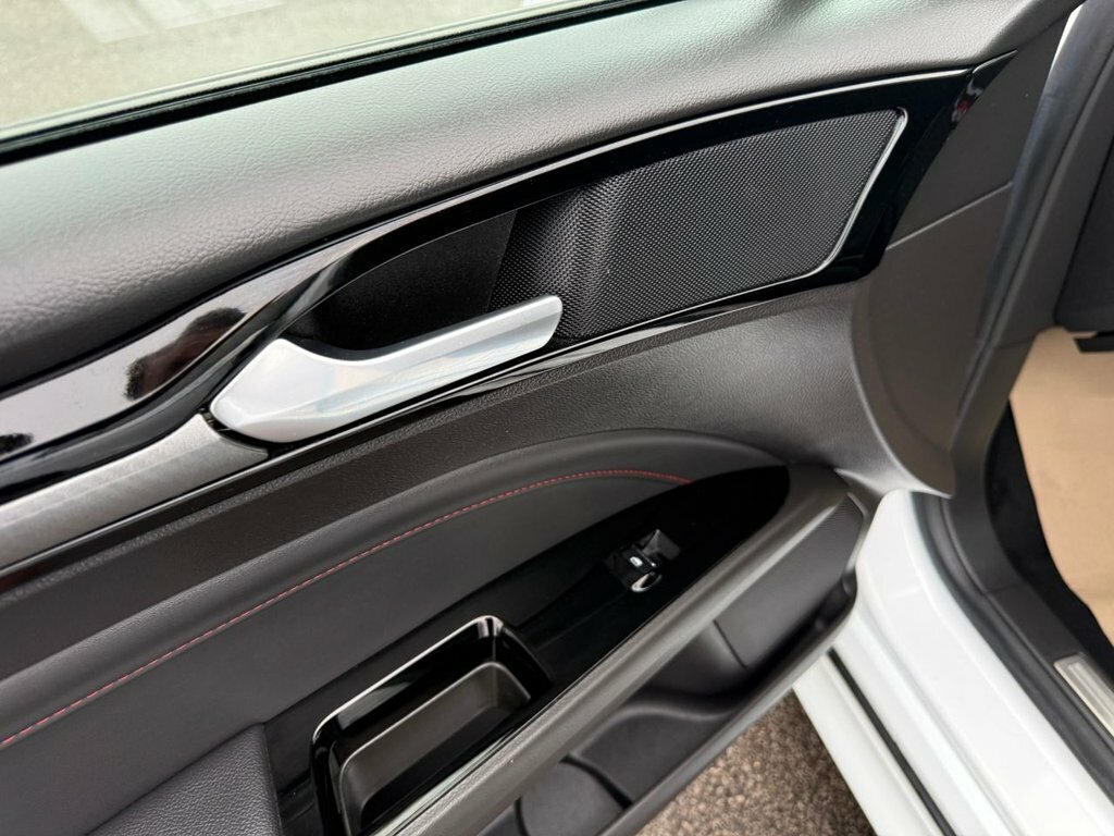 Ford Mondeo Hatchback White #73