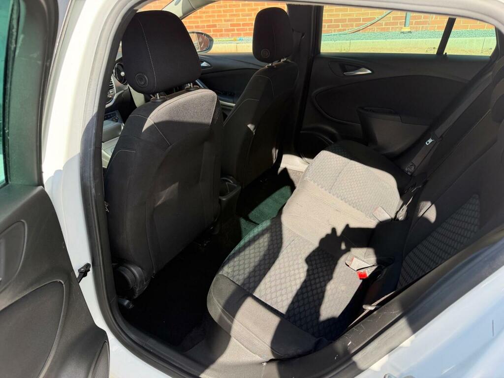 Vauxhall Astra 1.6 Cdti Blueinjection Design Sports Tourer Euro 6 EU69BBZ White #4