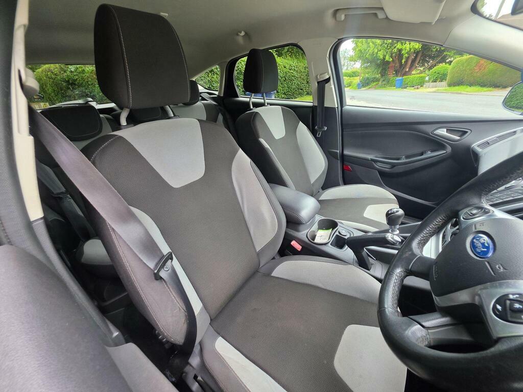 Ford Focus Zetec Navigator Fsh Red #18