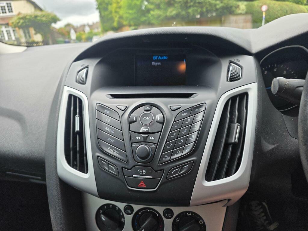 Ford Focus Zetec Navigator Fsh Red #23
