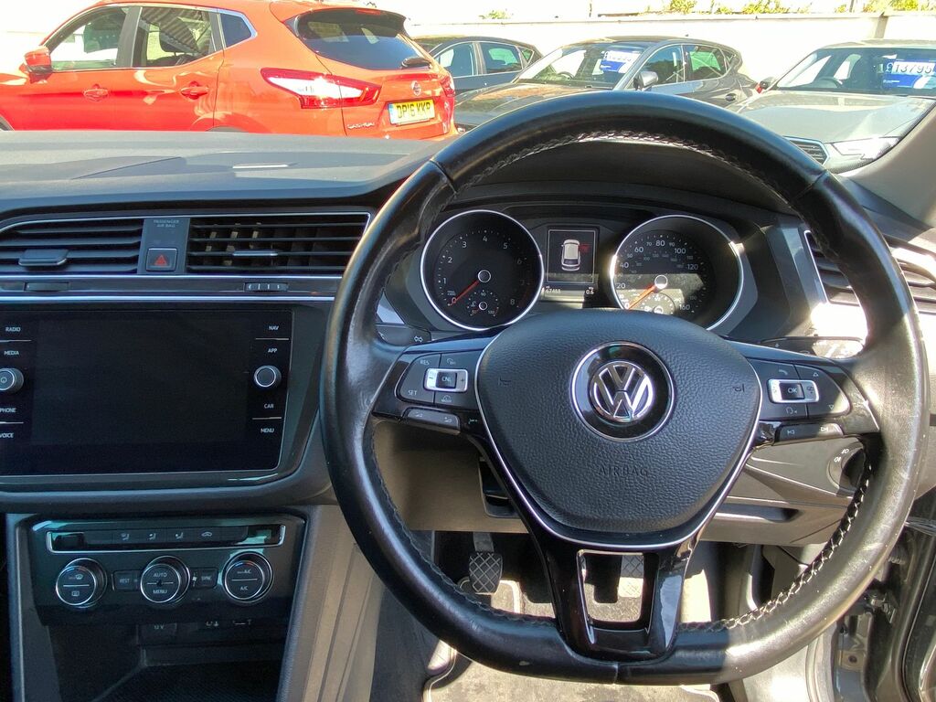 Volkswagen Tiguan 1.4 Tsi Se Navigation Suv Euro 6 BG67SYU Grey #3