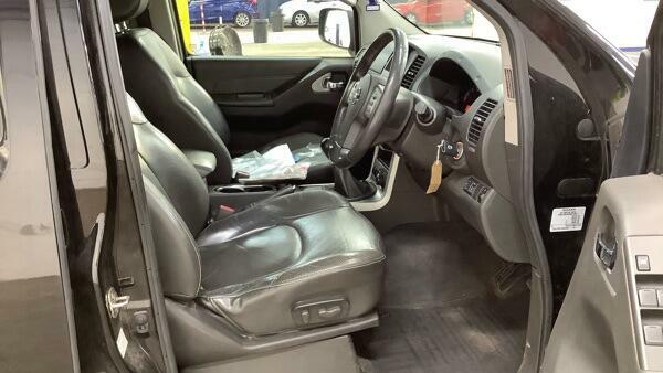 Nissan Navara  White #8