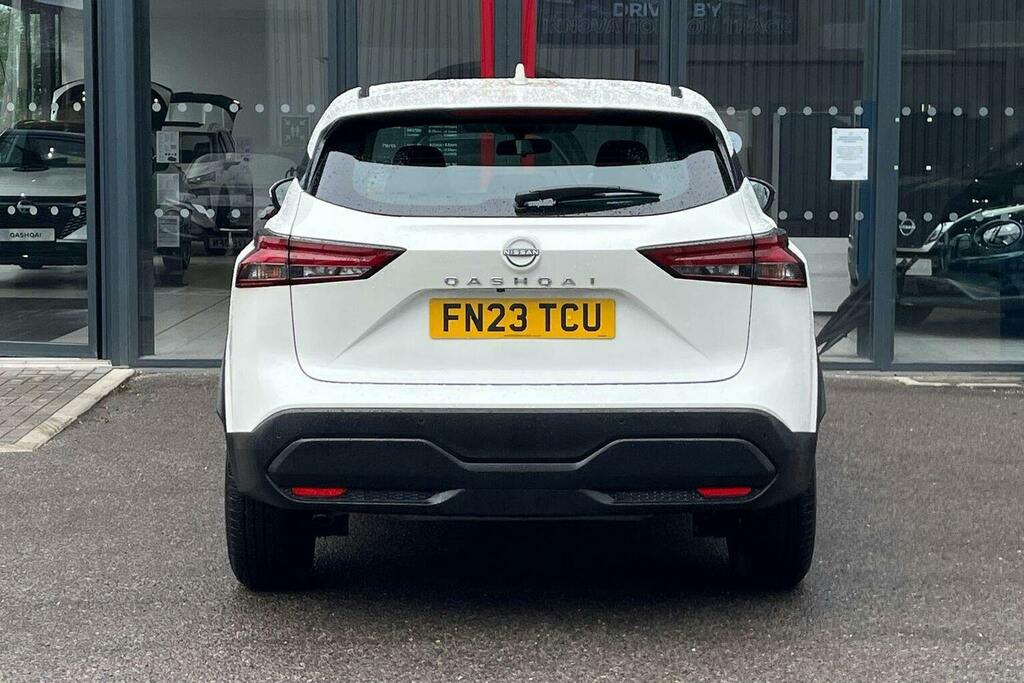 Nissan Qashqai 1.3 Dig T Mhev Acenta Premium Suv Hybri FN23TCU White #4