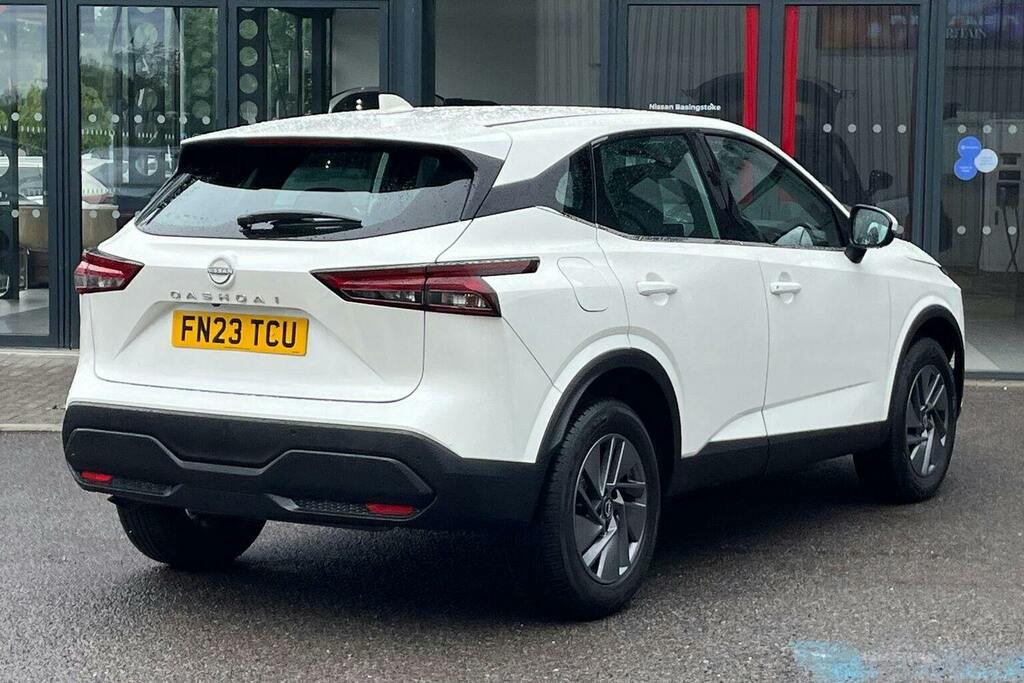 Nissan Qashqai 1.3 Dig T Mhev Acenta Premium Suv Hybri FN23TCU White #3