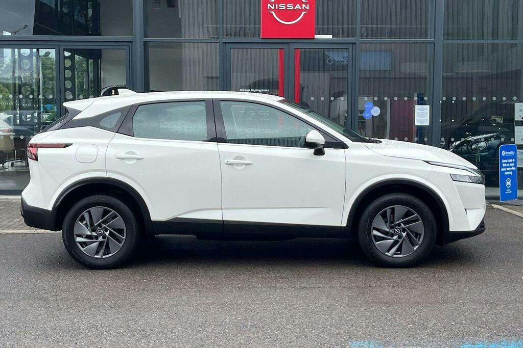 Nissan Qashqai 1.3 Dig T Mhev Acenta Premium Suv Hybri FN23TCU White #2