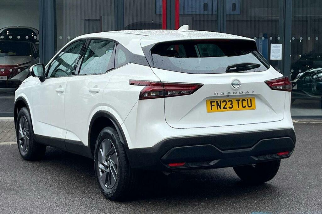 Nissan Qashqai 1.3 Dig T Mhev Acenta Premium Suv Hybri FN23TCU White #5