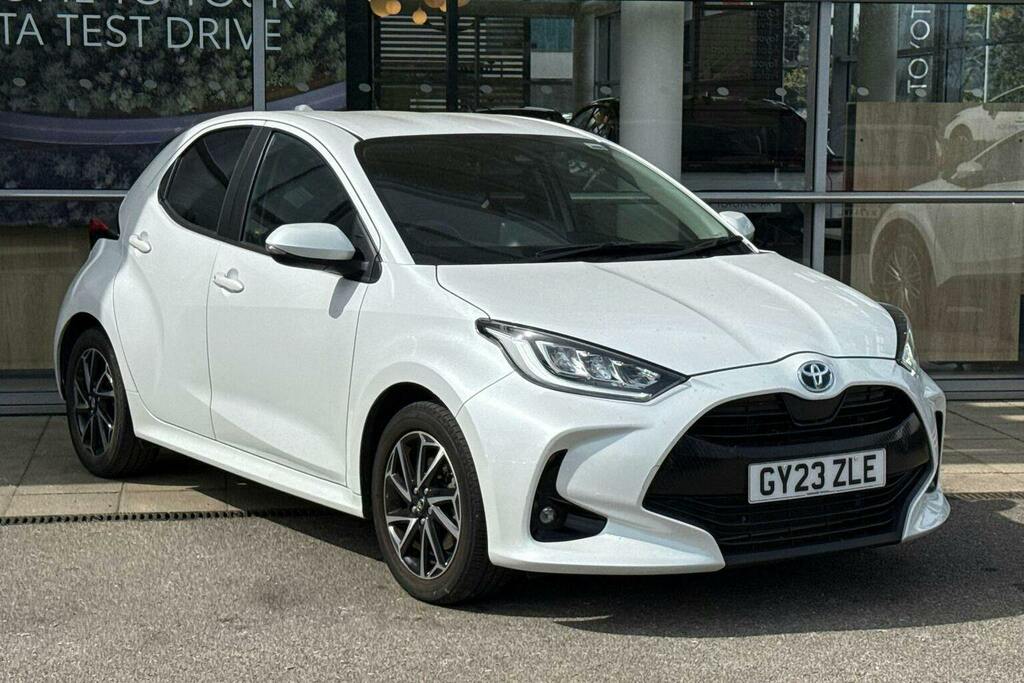 Toyota Yaris 1.5 Vvt H Design Hatchback Hybrid E Cvt White