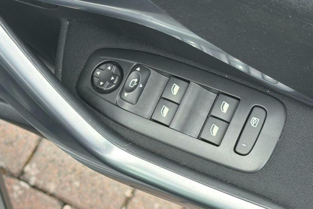 Peugeot 2008 1.2 Puretech Allure Start Stop Grey #25
