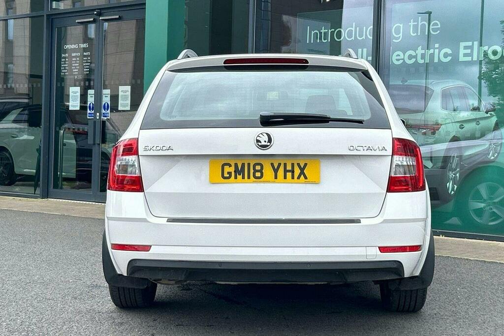 Skoda Octavia 1.5 Tsi Act Se Estate Dsg White #4