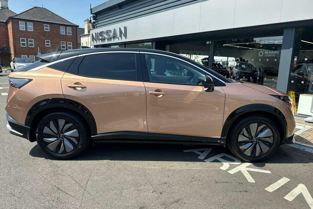 Nissan Ariya 63Kwh Advance Suv 7.4Kw Charger Brown #2