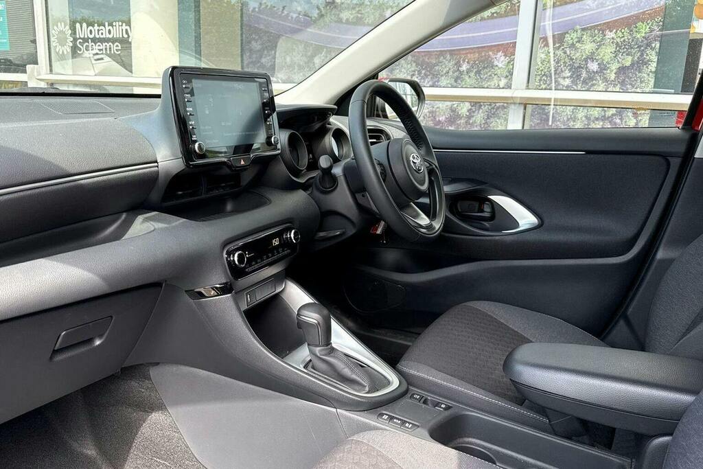 Toyota Yaris 1.5 Vvt H Design Hatchback Hybrid E Cvt Red #5