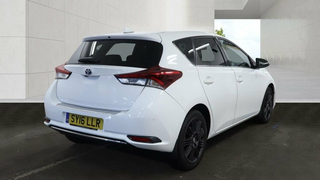 Toyota Auris 1.8L Excel White #4